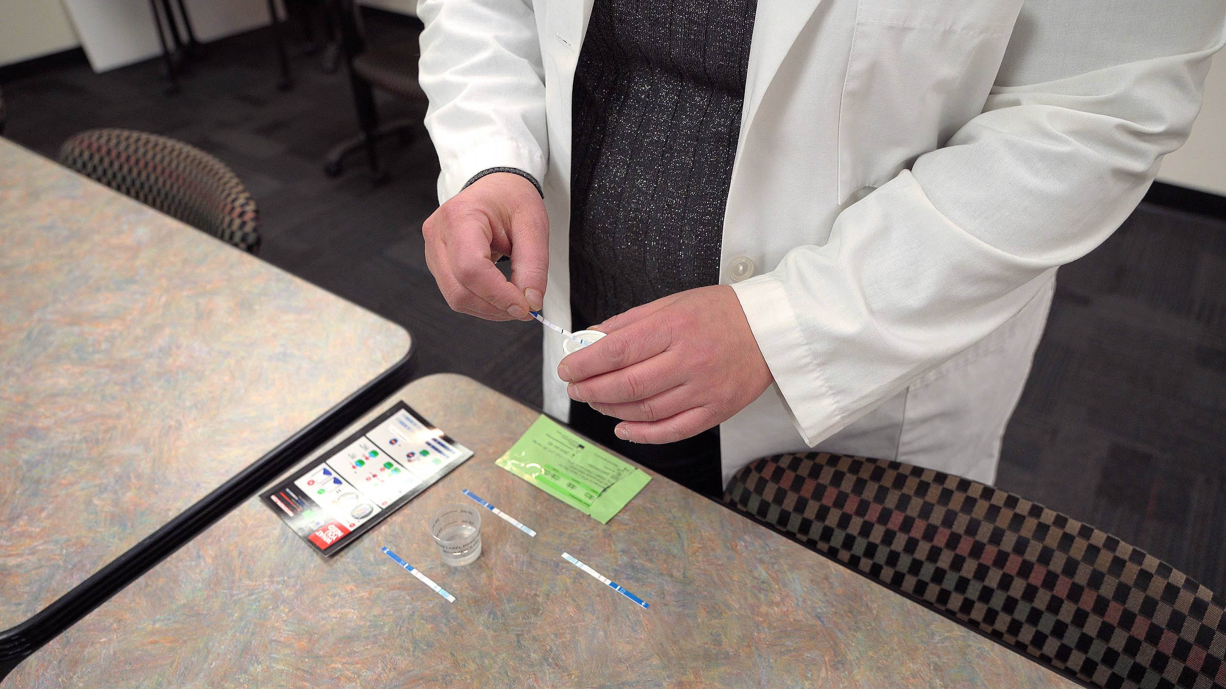 Ein Mediziner zeigt einen Fentanyl-Teststreifen