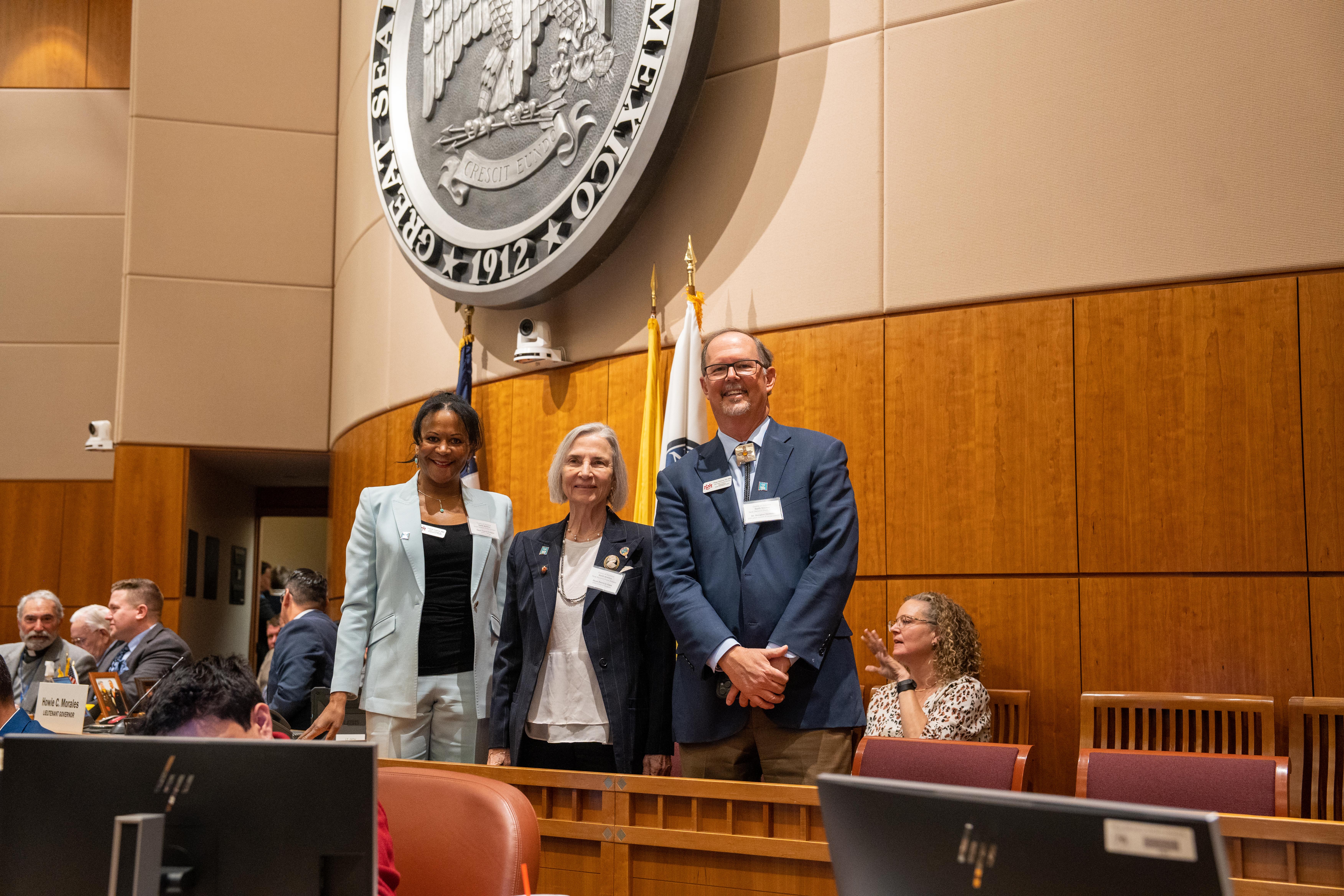 Dr. Tracie Collins, Dr. Patricia Finn und Dr. Doug Ziedonis posieren im Senat