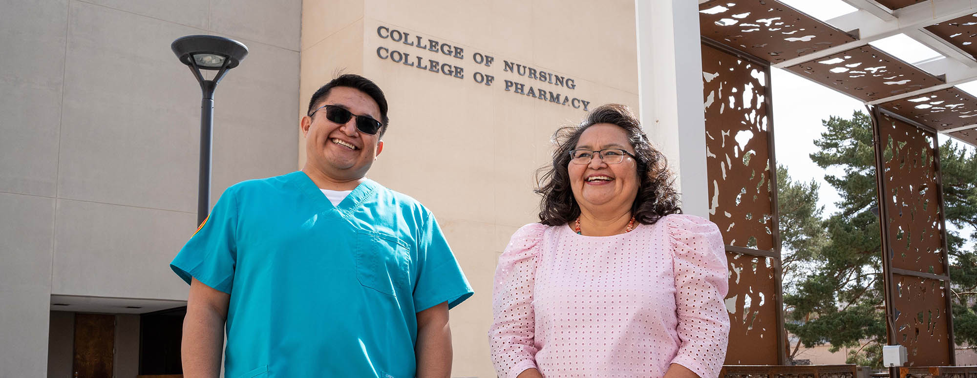 Brian Wyaco et Melissa Wyaco devant le bâtiment du College of Nursing souriant ensemble