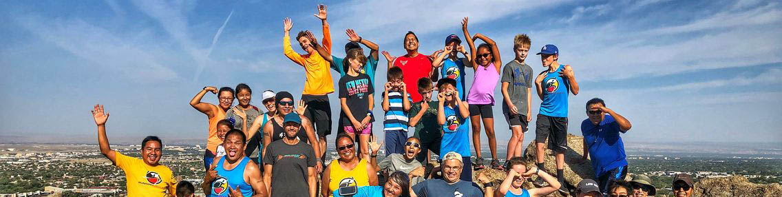 Participantes do programa Running Medicine comemorando na área de Foothills de Albuquerque