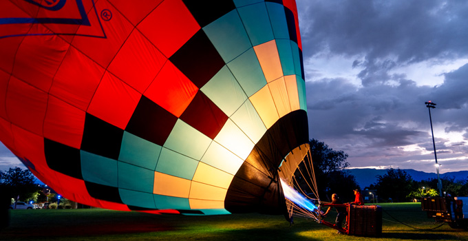 Ballonfahrer füllen UNM-Heißluftballon.