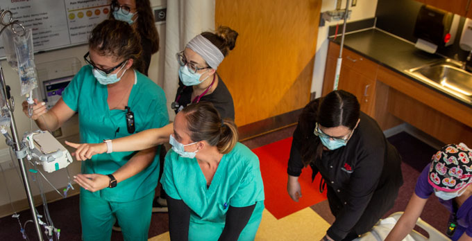 Krankenschwestern arbeiten zusammen, um Patienten zu behandeln.