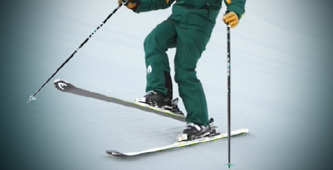 Skieur tombant sur une pente.