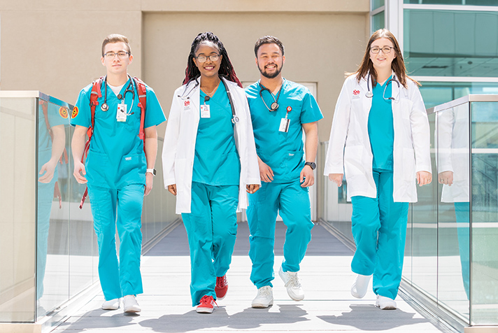 Quatre étudiants à l'extérieur de la marche