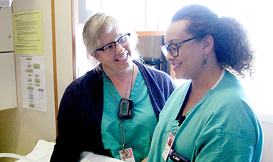 Infirmière examinant une patiente enceinte.