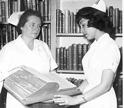 Foto em preto e branco de enfermeiras.
