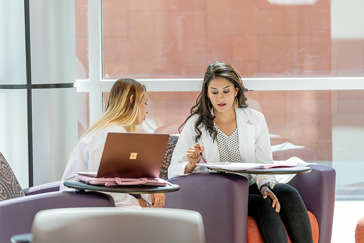 dos estudiantes con computadoras