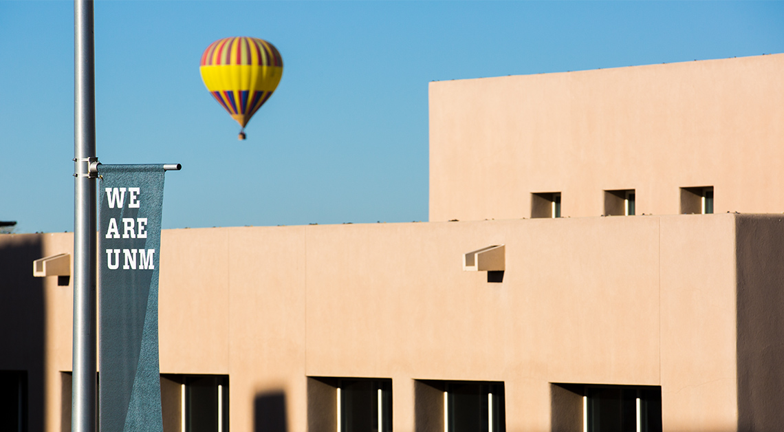 منطاد هوائي فوق مبنى الحرم الجامعي.