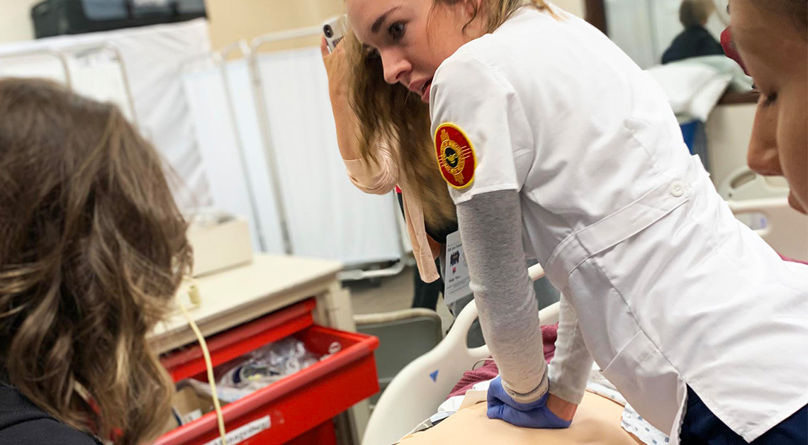 studente preformando cpr