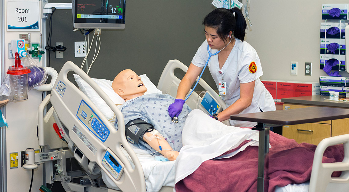 estudiante en simulación