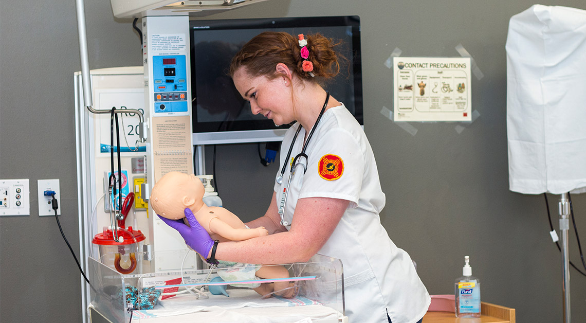 Étudiant avec mannequin bébé