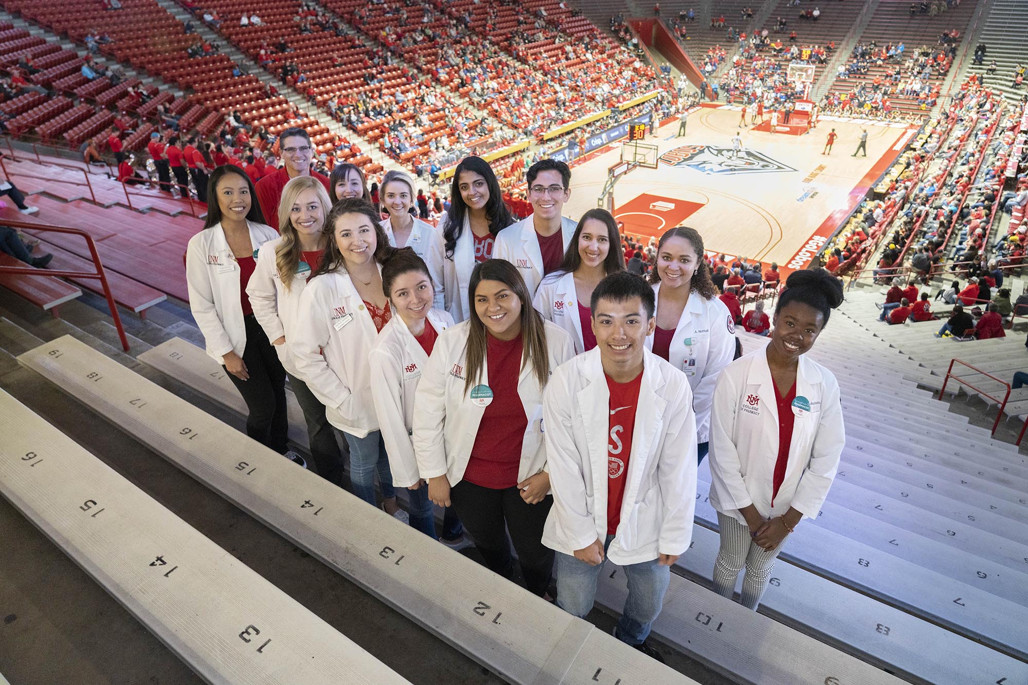 Studenti farmacisti a una partita di basket di Lobo.