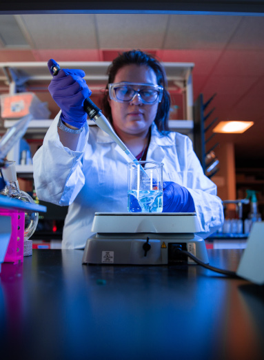 Científico en laboratorio.