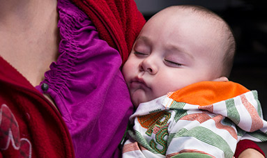 Enfermera cuidando a niña.