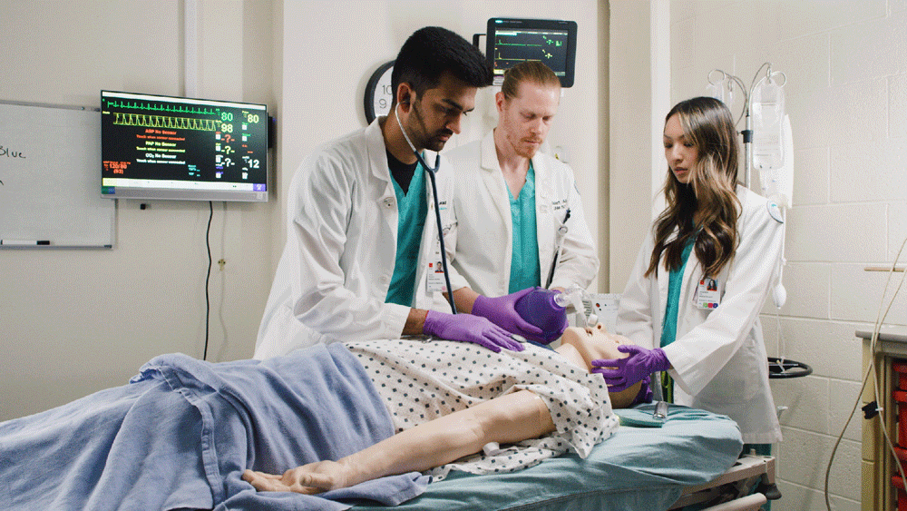 طلاب التمريض يتدربون باستخدام مضخة بالون على مريض مقلد.
