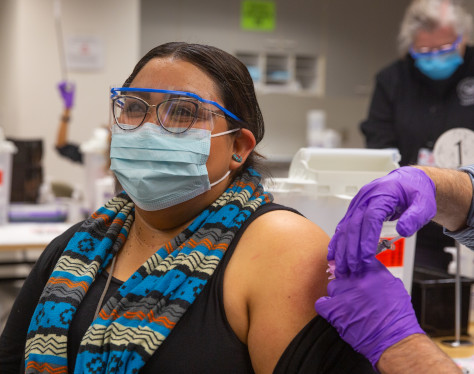 Marsha Castillo recibiendo la vacuna.