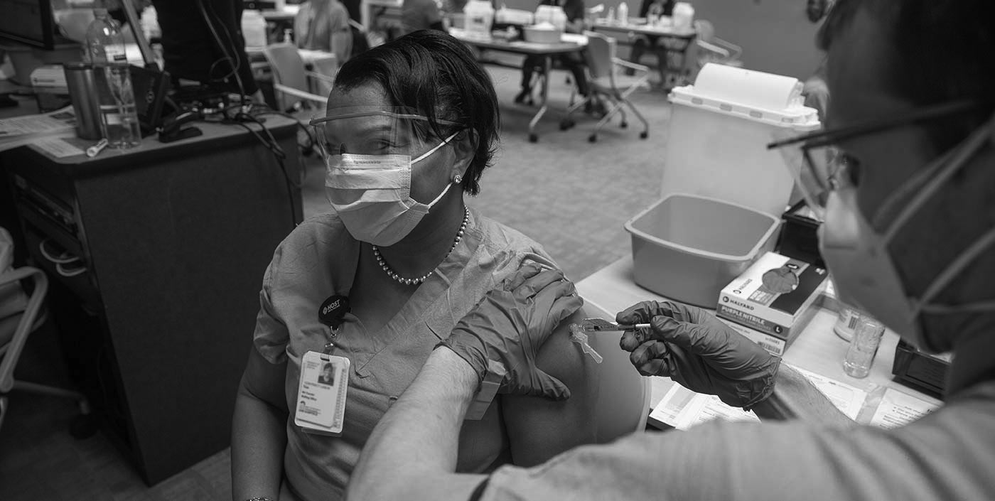Femme recevant la vaccination.