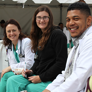 Drei Mediziner lächeln für ein Foto