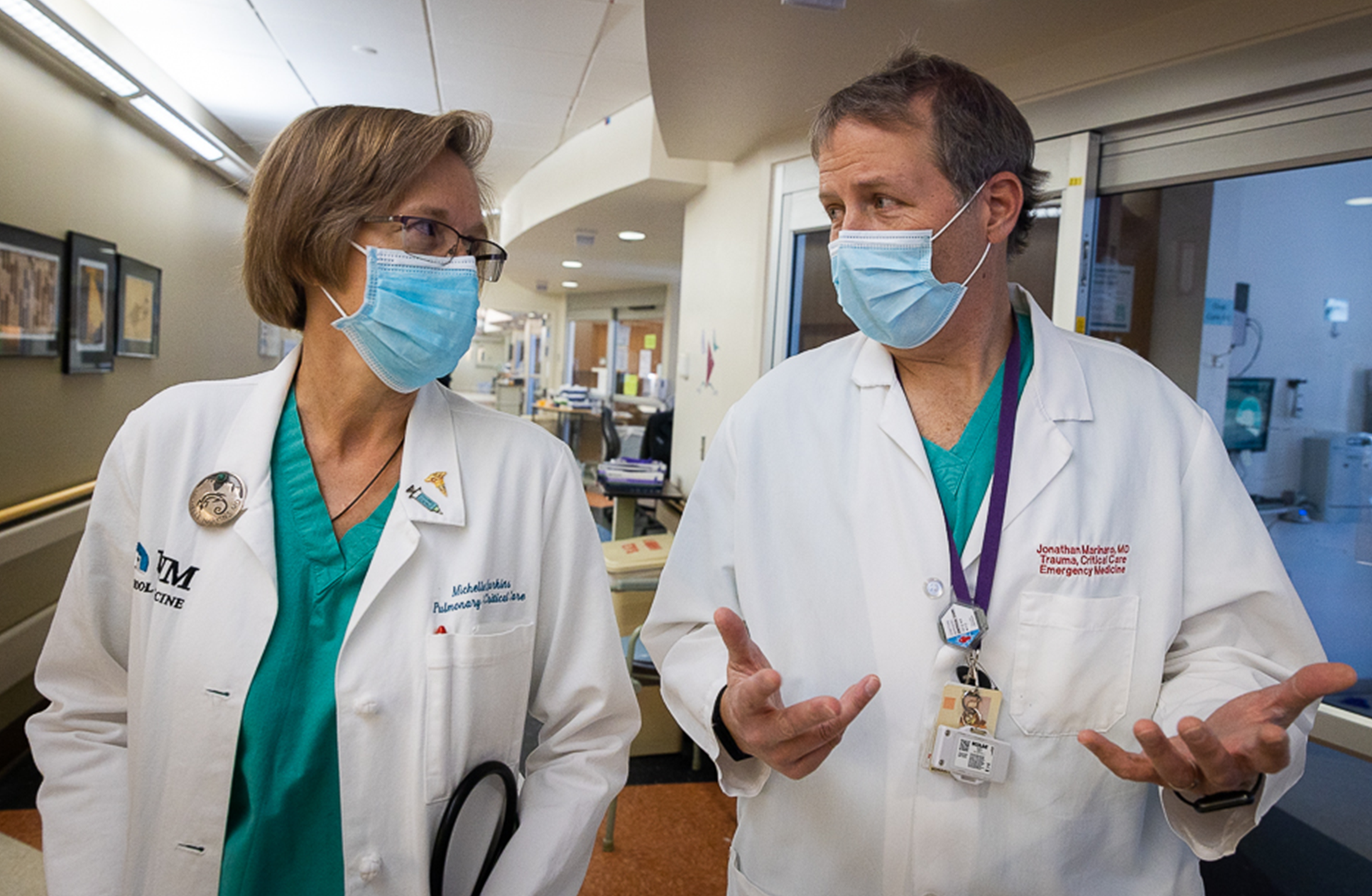 Michelle Harkins (izquierda) y Jon Marinaro (derecha) caminan por la sala de emergencias de un hospital